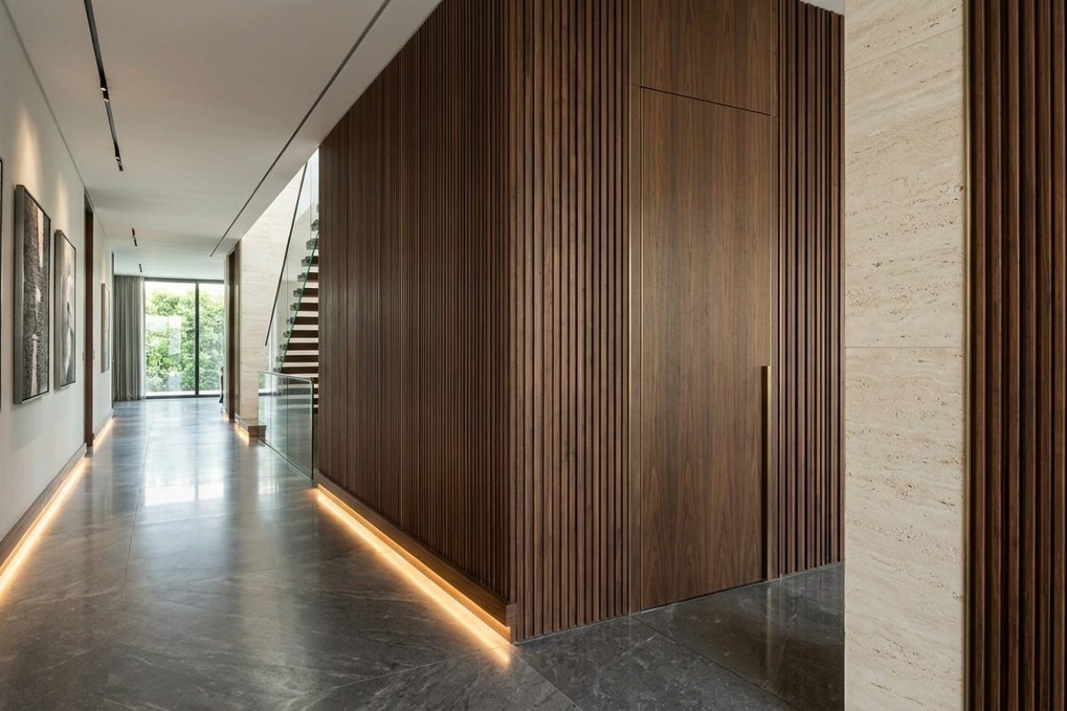 الأبواب الخشبية المخفية والممتدة للسقف (Flush Doors)